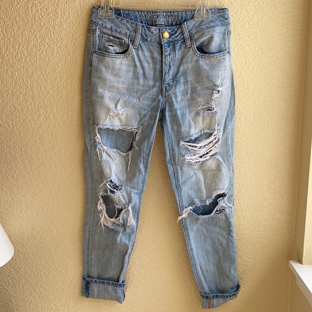AEO Tomgirl distressed light wash jeans